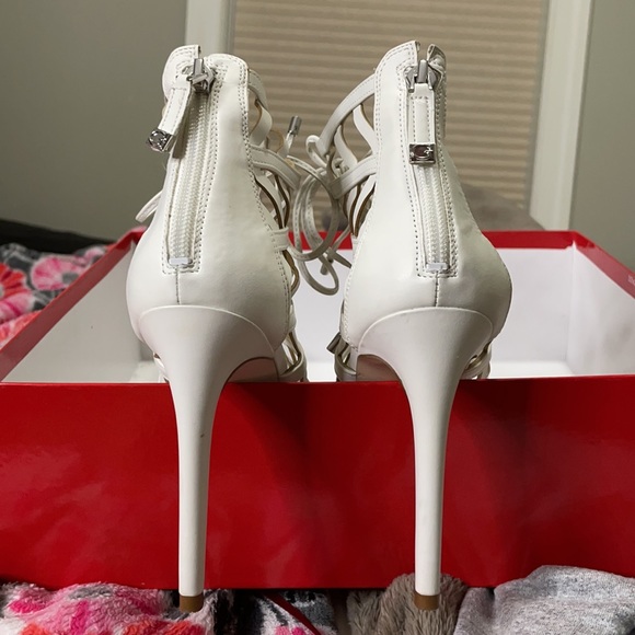 PRELOVED GUESS WHITE HEELS - Picture 3 of 3